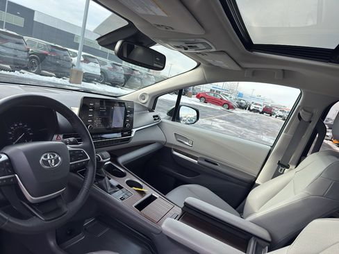 Used 2021 Toyota Sienna XLE image 23