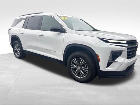 Used 2025 Chevrolet Traverse LT FWD image 14