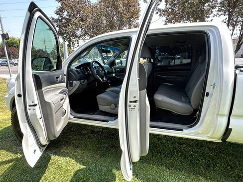 Used 2015 Toyota Tacoma 4x4 Double Cab w/ SR5 Package image 21