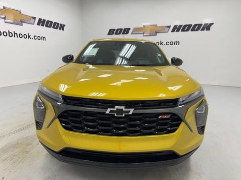 Used 2024 Chevrolet Trax RS w/ Sunroof Package FWD image 2