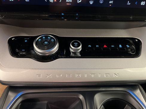 New 2025 Ford Expedition Active image 13