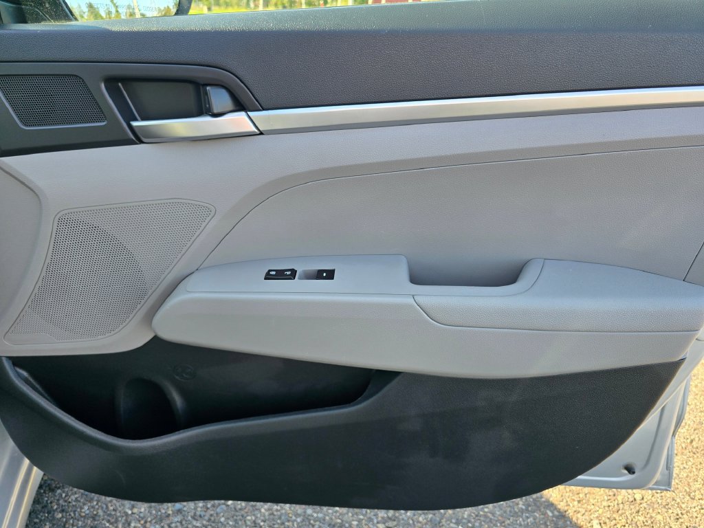 Used 2019 Hyundai Elantra SE FWD image 18