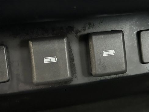 Used 2024 Land Rover Defender 130 X-Dynamic SE image 23