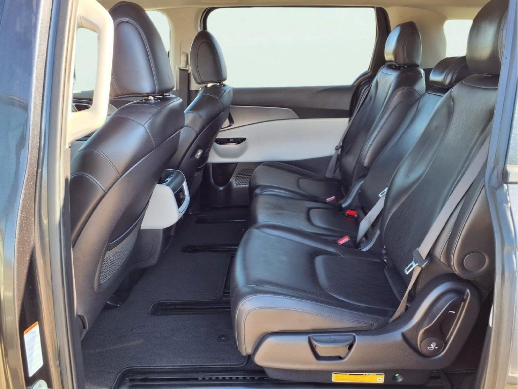 Used 2023 Kia Carnival LX FWD image 23