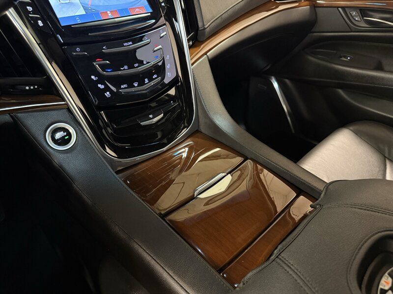 Used 2018 Cadillac Escalade Luxury AWD/4WD image 25