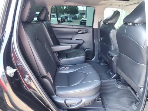 Used 2023 Toyota Highlander XLE AWD/4WD image 26