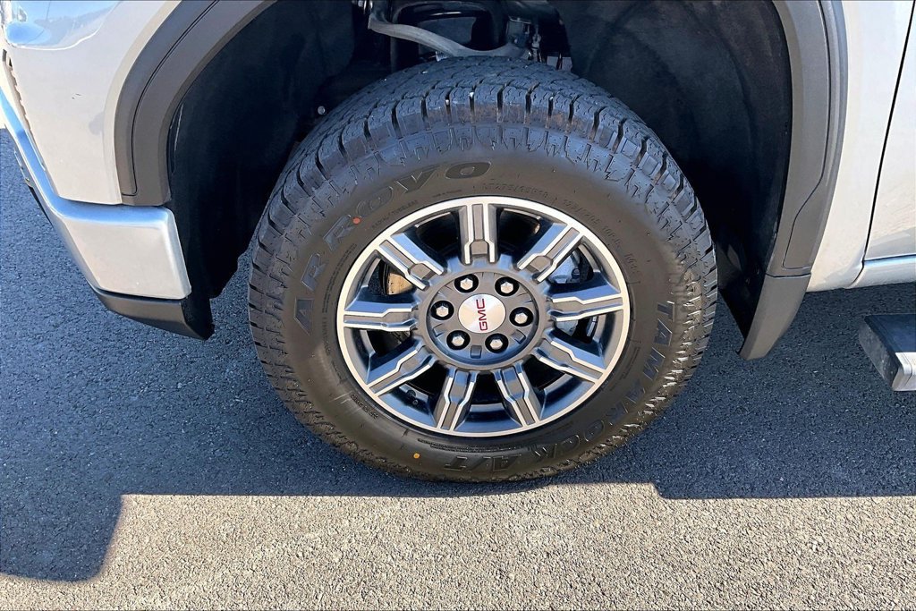 Used 2024 GMC Sierra 1500 AT4 w/ Technology Package AWD/4WD image 9