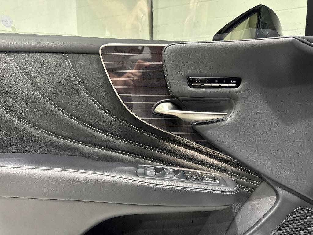 Used 2018 Lexus LS 500 w/ Accessory Package (Z1) RWD image 33