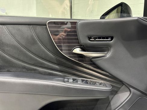 Used 2018 Lexus LS 500 w/ Accessory Package (Z1) RWD image 33