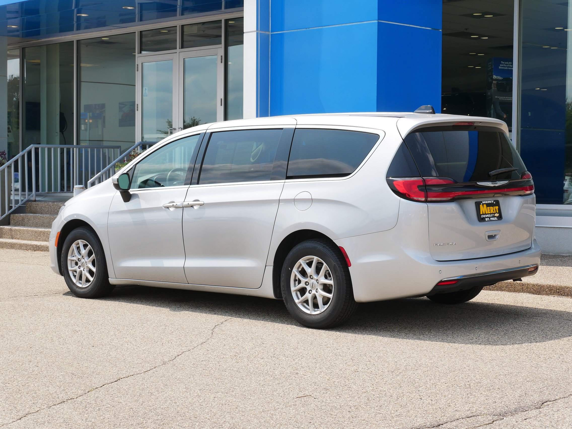 Used 2023 Chrysler Pacifica Touring-L FWD image 4