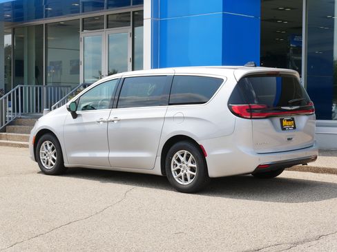 Used 2023 Chrysler Pacifica Touring-L FWD image 4