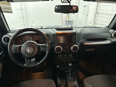 Used 2018 Jeep Wrangler Unlimited Rubicon w/ Connectivity Group image 19