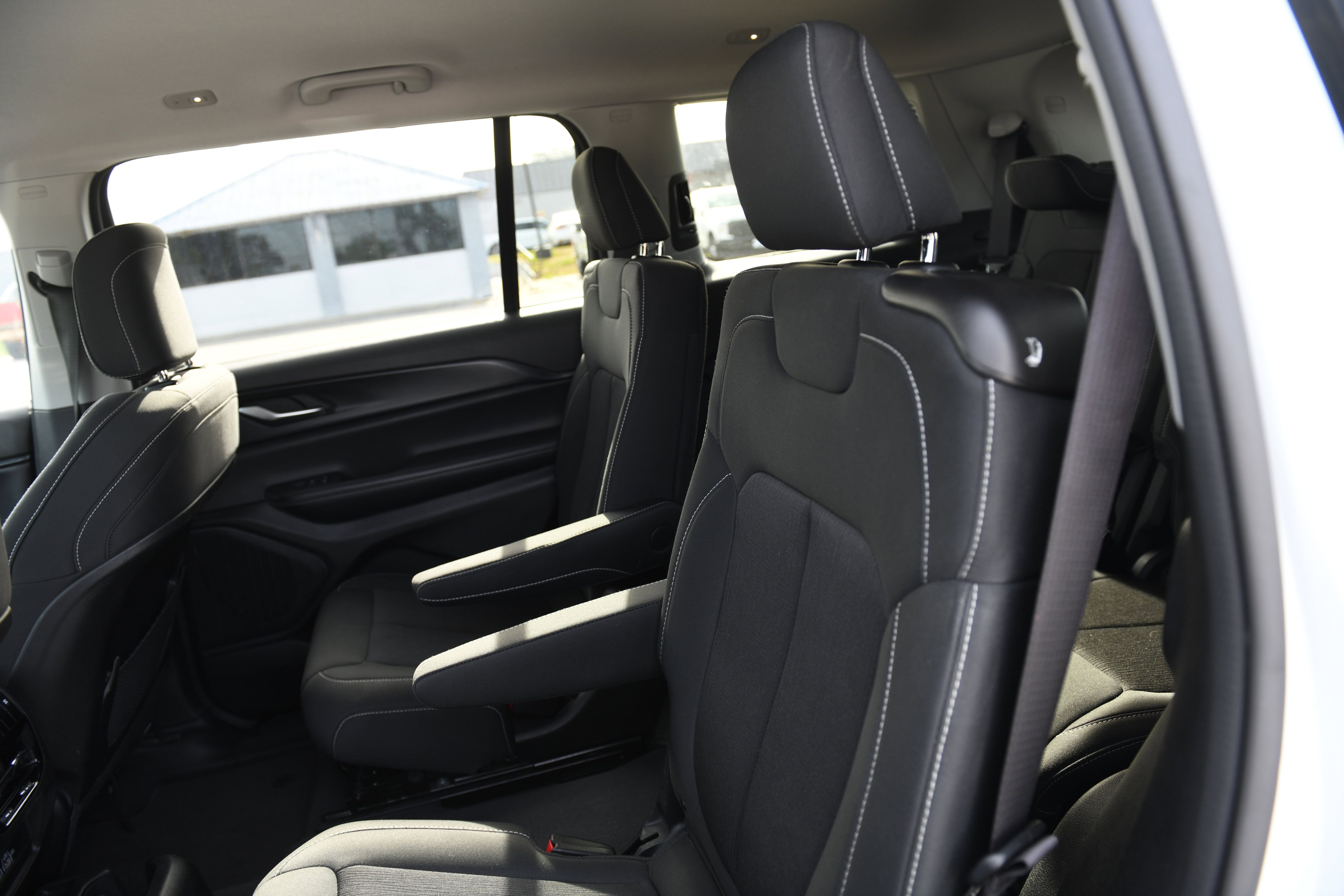 Used 2023 Jeep Grand Cherokee L Laredo RWD image 11