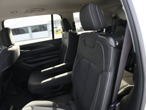 Used 2023 Jeep Grand Cherokee L Laredo RWD image 11