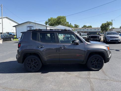 Used 2018 Jeep Renegade Trailhawk AWD/4WD image 25