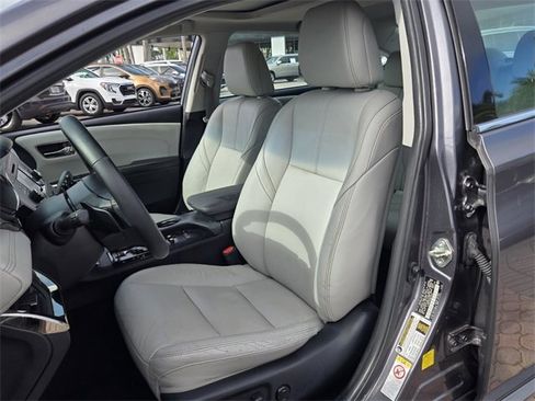 Used 2016 Toyota Avalon Limited image 13