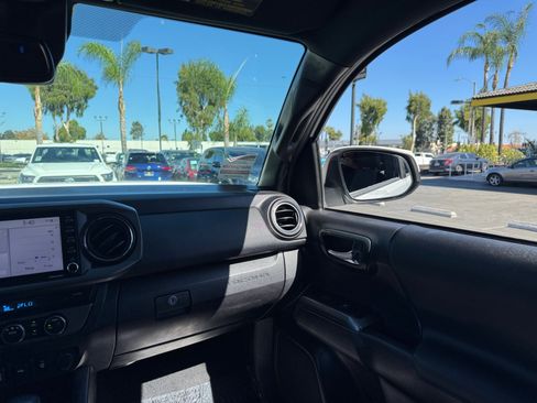 Used 2022 Toyota Tacoma TRD Off-Road AWD/4WD image 22