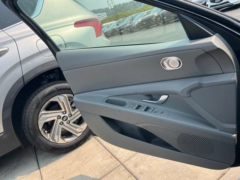 Used 2023 Hyundai Elantra SEL FWD image 14