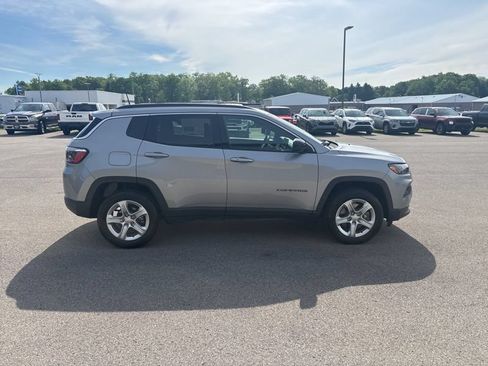Used 2023 Jeep Compass Latitude AWD/4WD image 2