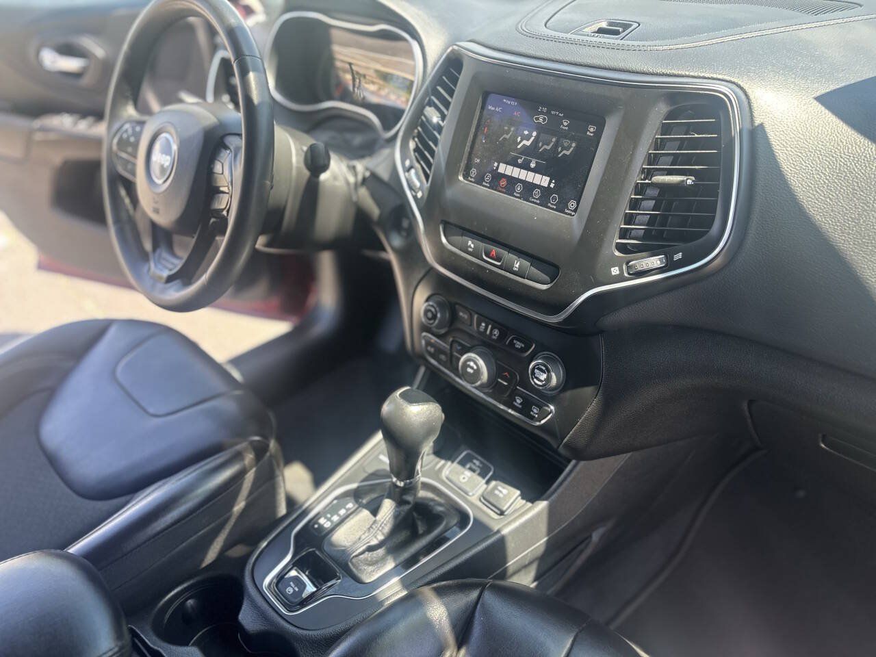 Used 2021 Jeep Cherokee Latitude Plus AWD/4WD image 24