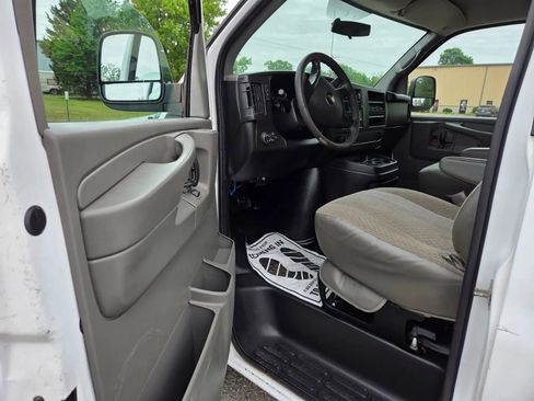 Used 2014 Chevrolet Express 3500 w/ Chrome Appearance Package RWD image 10