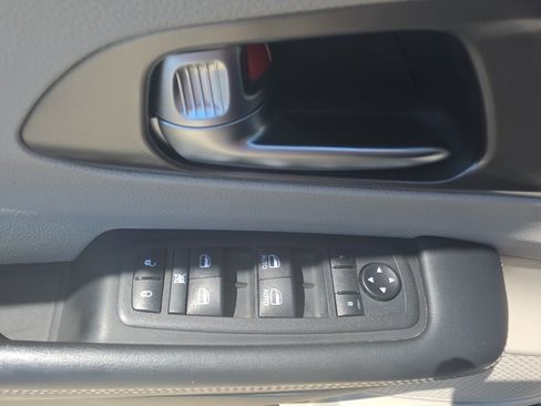 Used 2023 Chrysler Pacifica Touring-L FWD image 14