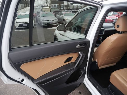 Used 2022 Volkswagen Tiguan SE w/ Panoramic Sunroof Package image 25