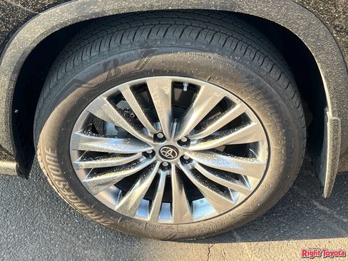 Certified 2024 Toyota Highlander Platinum FWD image 8
