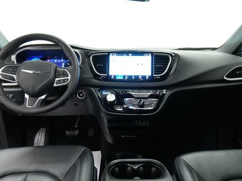 Used 2025 Chrysler Pacifica Select FWD image 34