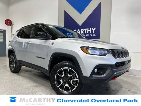 Used 2025 Jeep Compass Trailhawk AWD/4WD image 1