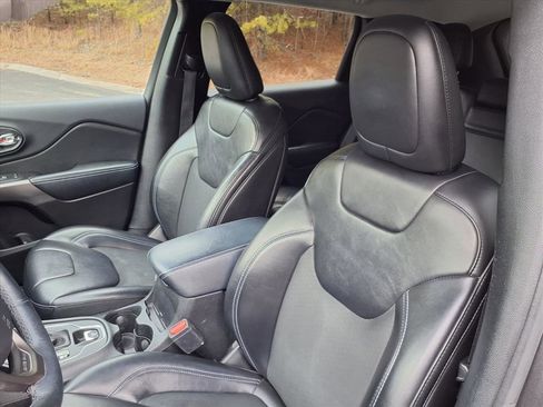 Used 2019 Jeep Cherokee Latitude Plus w/ Cold Weather Group image 12