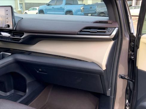 Certified 2021 Toyota Sienna Platinum image 35