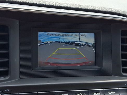 Used 2020 Hyundai Elantra SE w/ Winter Weather Package FWD image 16