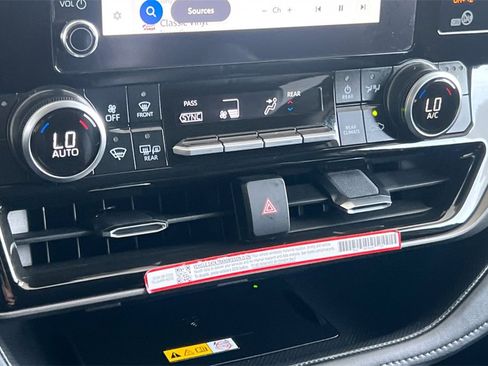 Used 2025 Toyota Highlander XLE image 22