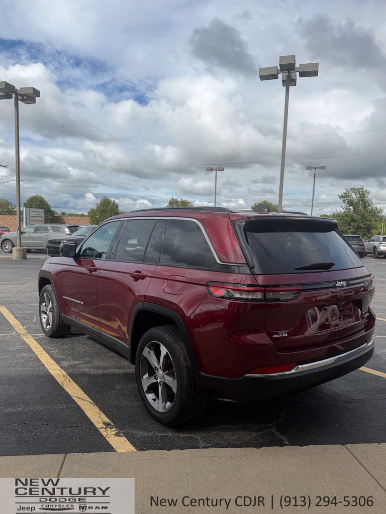 Used 2024 Jeep Grand Cherokee Limited AWD/4WD image 3