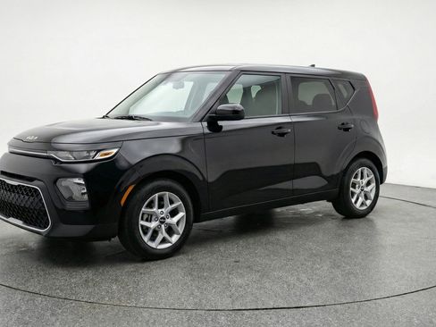Used 2025 Kia Soul LX w/ LX Technology Package FWD image 3