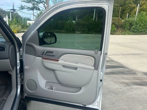 Used 2010 GMC Yukon SLT w/ SLT-2 Equipment Package AWD/4WD image 13