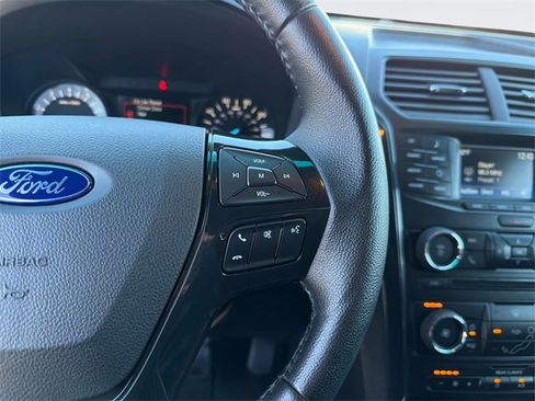 Used 2017 Ford Explorer XLT image 33