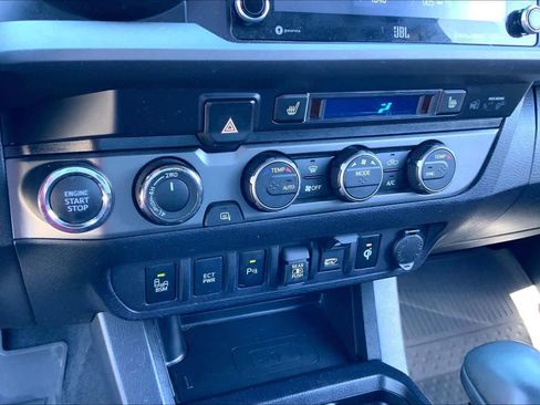 Used 2022 Toyota Tacoma TRD Off-Road w/ TRD Premium Off Road Package image 32