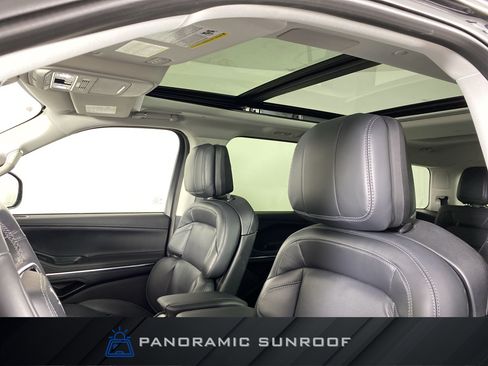 Used 2025 Lincoln Navigator Reserve AWD/4WD image 2