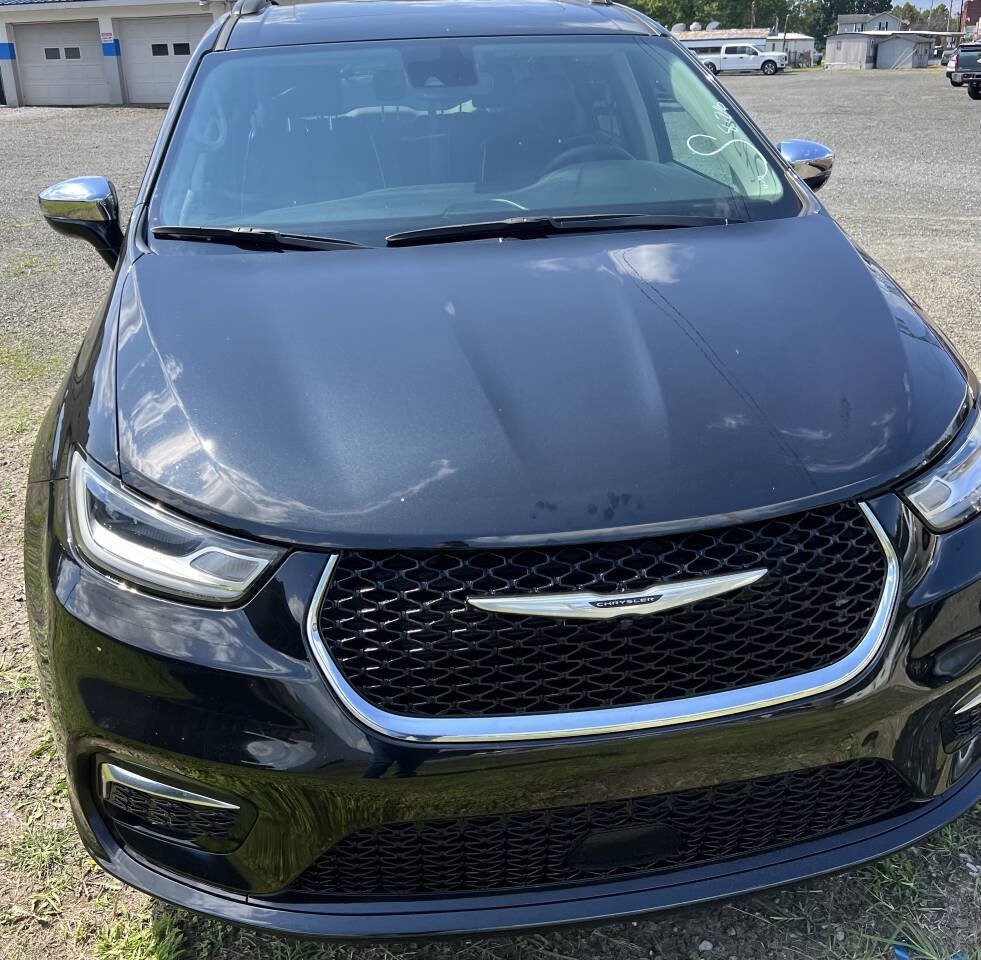 Used 2023 Chrysler Pacifica Limited FWD image 3
