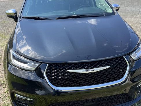Used 2023 Chrysler Pacifica Limited FWD image 3