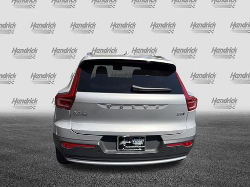 Certified 2025 Volvo XC40 B5 Core image 9