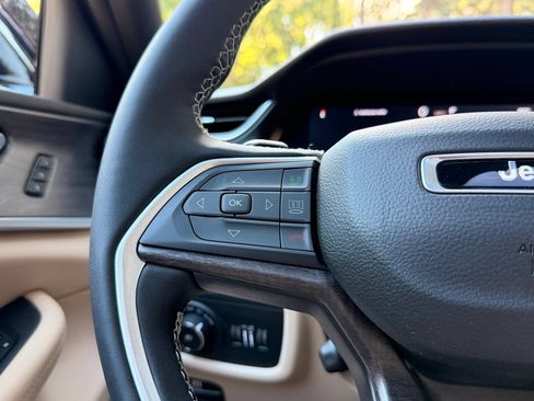 Used 2025 Jeep Grand Cherokee Limited w/ Luxury Tech Group II AWD/4WD image 25