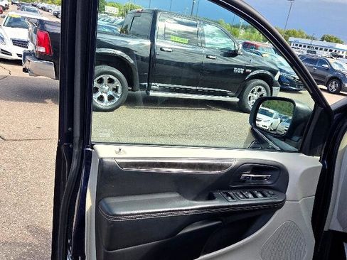 Used 2013 Chrysler Town & Country Touring image 10