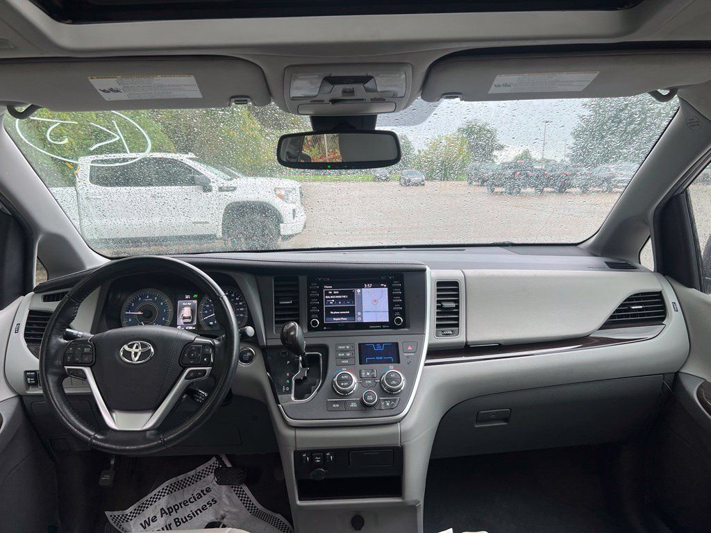 Used 2020 Toyota Sienna XLE AWD/4WD image 33