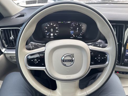 Used 2020 Volvo S60 T5 Momentum image 16