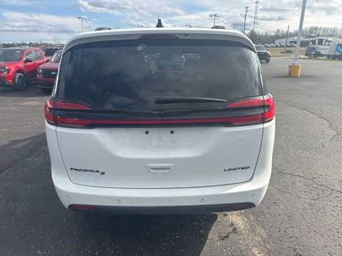 Used 2025 Chrysler Pacifica Limited image 5