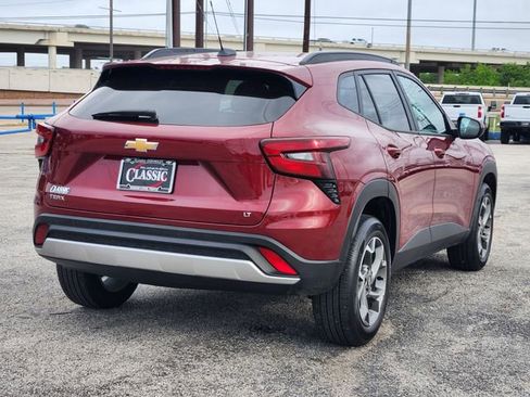 Used 2025 Chevrolet Trax LT w/ LT Convenience Package FWD image 7