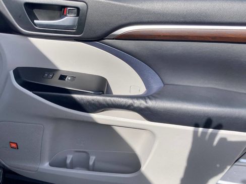 Used 2015 Toyota Highlander Limited image 45